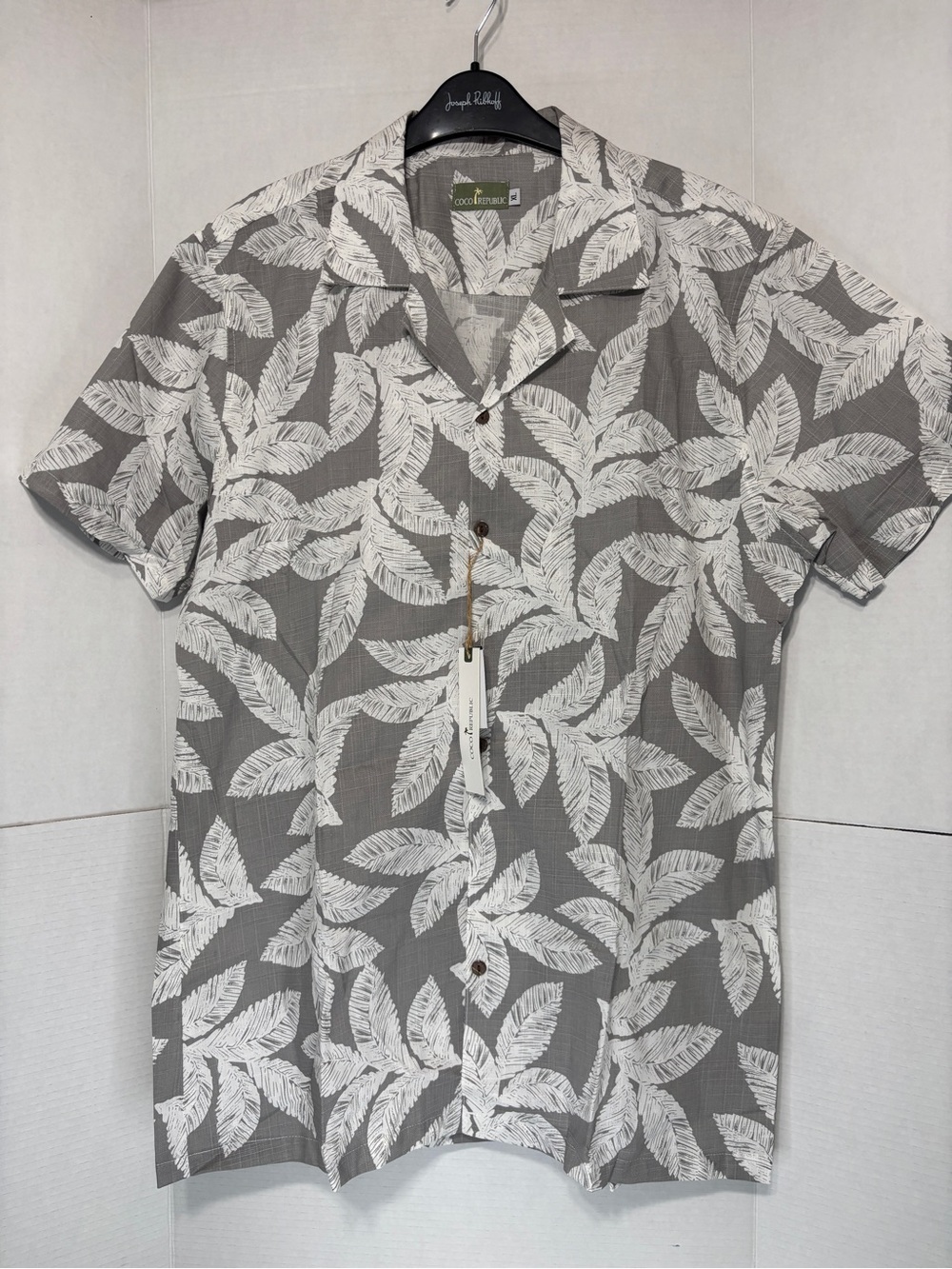 CoCo Republic XL Casual Gray Short-Sleeve Button-Down T-shirt White Leaf Print